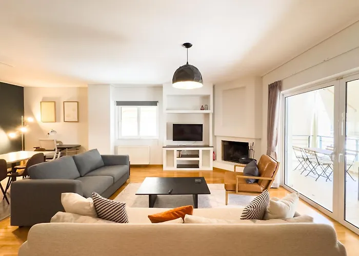 Spacious Family Apt In Glyfada